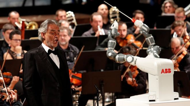 Recentemente, o robô YuMi conduziu a Orquestra Filarmônica de Lucca na cidade de Pisa, com a participação de Andrea Bocelli